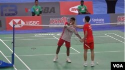Alwi Farhan memberi asa bagi tim Indonesia setelah unggul atas Hu Zhe An dengan rubber set, 21-15, 19-21 dan 21-13 pada kejuaraan bulu tangkis yunior dunia memperebutkan Suhandinata Cup di Spokane, Washington. (VOA video/Screngrab)