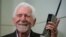 Marty Cooper, inventor del primer teléfono móvil comercial, posa para la prensa con un Motorola DynaTAC 8000x, en el Mobile World Congress 2023 en Barcelona, España, el lunes 27 de febrero de 2023. (Foto AP/Joan Mateu Parra)