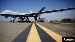 Un General Atomics MQ-9 Reaper se encuentra en la pista durante una demostración de fuego vivo de 55 vehículos aéreos no tripulados, o drones, en la base naval del condado de Ventura Sea Range, Point Mugu, cerca de Oxnard, California, el 31 de julio de 2015.