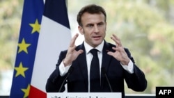Le président français Emmanuel Macron prononce un discours lors d'une réunion avec des responsables locaux dans le cadre d'une visite à Savines-Le-Lac, dans le sud-est de la France, le 30 mars 2023. (Photo de Sébastien NOGIER / POOL / AFP)