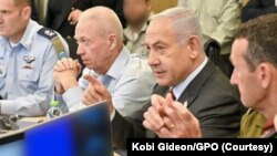 این نخستین حضور وزیر دفاع اسرائیل در جلسه کابینه دولت نتانیاهو بعد از خروج از کابینه در هفته گذشته و حمایت از معترضان در اسرائیل بود. 