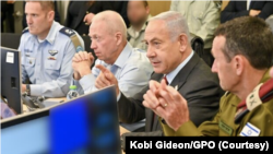 以色列总理内塔尼亚胡与国防部长加兰特（右一）观看美国以色列联合军事演习。（2023年1月25日）