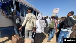 Orang-orang berkumpul di stasiun untuk melarikan diri dari Khartoum selama bentrokan antara Pasukan Dukungan Cepat paramiliter dan tentara di Khartoum, Sudan, 19 April 2023. (REUTERS/El-Tayeb Siddig)