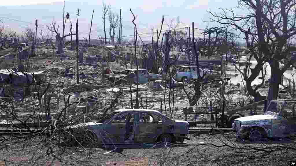 Уништени домови и автомобили (13 август 2023 година) во Лахаина, Хаваи. Властите на Хаваите ги повикуваат туристите да избегнуваат да патуваат во Мауи.