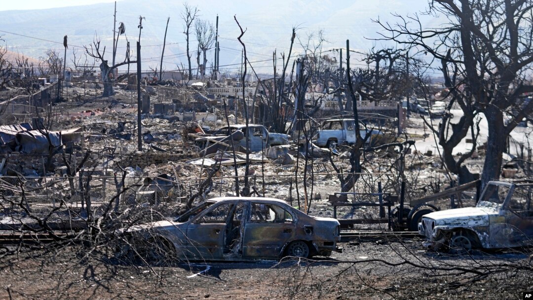 Rumah dan mobil yang hancur di Lahaina, Hawaii, Minggu, 13 Agustus 2023. (AP/Rick Bowmer)