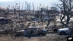 Rumah dan mobil yang hancur di Lahaina, Hawaii, Minggu, 13 Agustus 2023. (AP/Rick Bowmer)