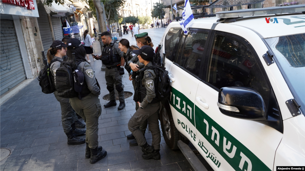 Reclutas y miembros de la policía israelí patrullan las calles de Jerusalén, fuertemente militarizada este 13 de octubre de 2023, cuando exlíderes de Hamás han llamado a un &quot;día de indignación palestina&quot; en todo el mundo.&nbsp;