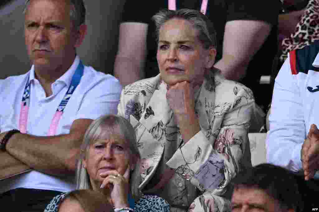 Sharon Stone assiste à final de ténis individual masculino entre o espanhol Carlos Alcaraz e o sérvio Novak Djokovic no court Philippe-Chatrier, no Estádio Roland-Garros