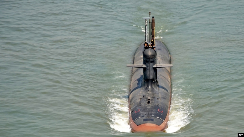 FILE - Kapal Selam Kelas Scorpene India 'Kalivari' dalam uji coba laut perdananya di lepas pantai Mumbai, 1 Mei 2016. (HO / INDIAN NAVY / AFP) 