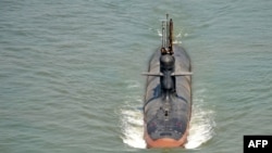 FILE - Kapal Selam Kelas Scorpene India 'Kalivari' dalam uji coba laut perdananya di lepas pantai Mumbai, 1 Mei 2016. (HO / INDIAN NAVY / AFP) 