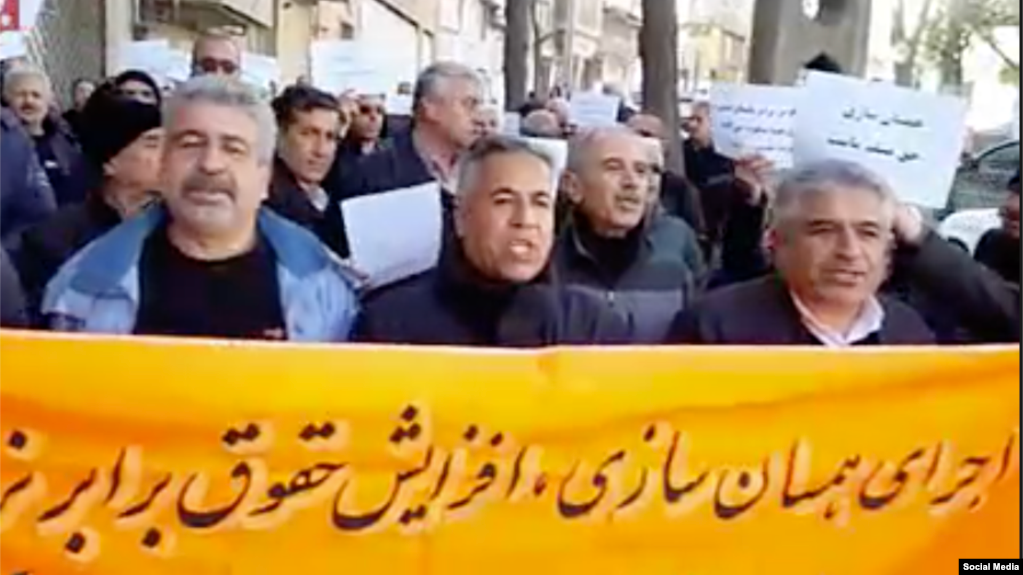 تجمع اعتراضی بازنشستگان کشوری در سنندج (سه‌شنبه ۲۷ آذر ۱۴۰۲)