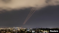 Protivraketni sistem reaguje nakon što je Iran lansirao bespilotne letjelice i projektile prema Izraelu, kako se vidi iz Ashkelona, Izrael, 14. aprila 2024.