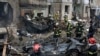 Los bomberos trabajan para extinguir un incendio en un edificio de apartamentos destruido después de un ataque ruso en Kiev, Ucrania, el 2 de enero de 2024.