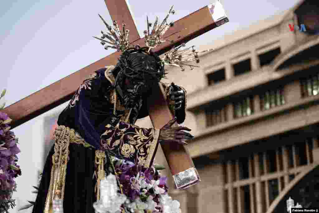 La imagen del Nazareno de San Pablo recorrió más de siete puntos del centro de Caracas. El último fue el Teatro Municipal, de allí retornó a la Basílica de Santa Tereza y Santa Ana.