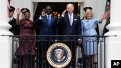 Prezidan Joe Biden ak premye dam Jill Biden kanpe ak Prezidan Kenya William Ruto ak premye dam Kenya Rachel Ruto, sou balkon salon Ble Lamezonblanch la, 23 Me, 2024.