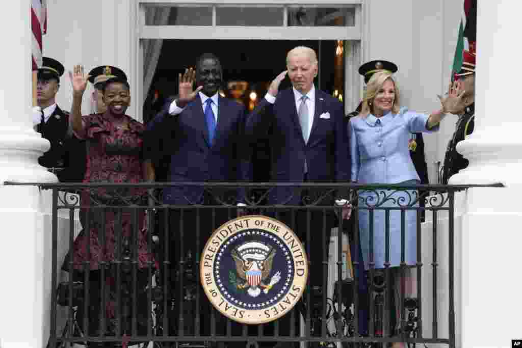 O Presidente Joe Biden e a primeira-dama Jill Biden, o Presidente queniano William Ruto e a primeira-dama Rachel Ruto, no salão Ble Lamezonblanch, em 23 de maio de 2024.