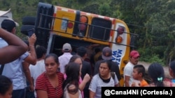 Un autobús con 70 personas se volcó en una carretera en Nicaragua. (FOTO: @Canal4Ni)