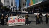 Para aktivis lokal dan pekerja teknologi memprotes kontrak Project Nimbus Google dan Amazon dengan militer dan pemerintah Israel, di luar Konferensi Google Cloud Next di San Francisco, California (foto: dok).