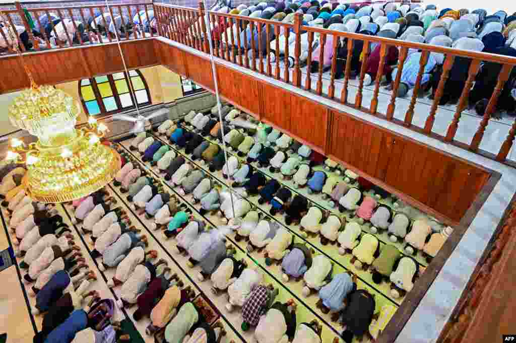 سری لنکا میں بھی مسلمانوں نے جمعے کی نماز کے لیے مساجد کا رخ کیا۔ 