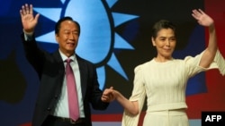 郭台铭（左）在台北的记者会上宣布与资深演员赖佩霞搭档角逐2024台湾总统大选。（2023年9月14日）