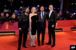 (ki-ka) Kunal Nayyar, Carey Mulligan, Adam Sandler dan Paul Dano berpose di karpet merah film 'Spaceman' di Berlin. (AP/Ebrahim Noroozi)