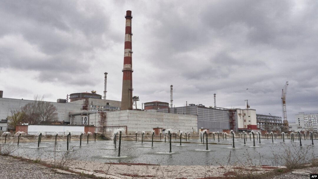 Pembangkit Listrik Tenaga Nuklir Zaporizhzhia di Ukraina timur yang dikuasai pasukan Rusia (foto: dok). 