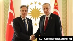 El secretario de Estado estadounidense, Antony Blinken, y el presidente turco, Erdogan, se reunieron en Estambul el sábado, 6 de enero de 2024.