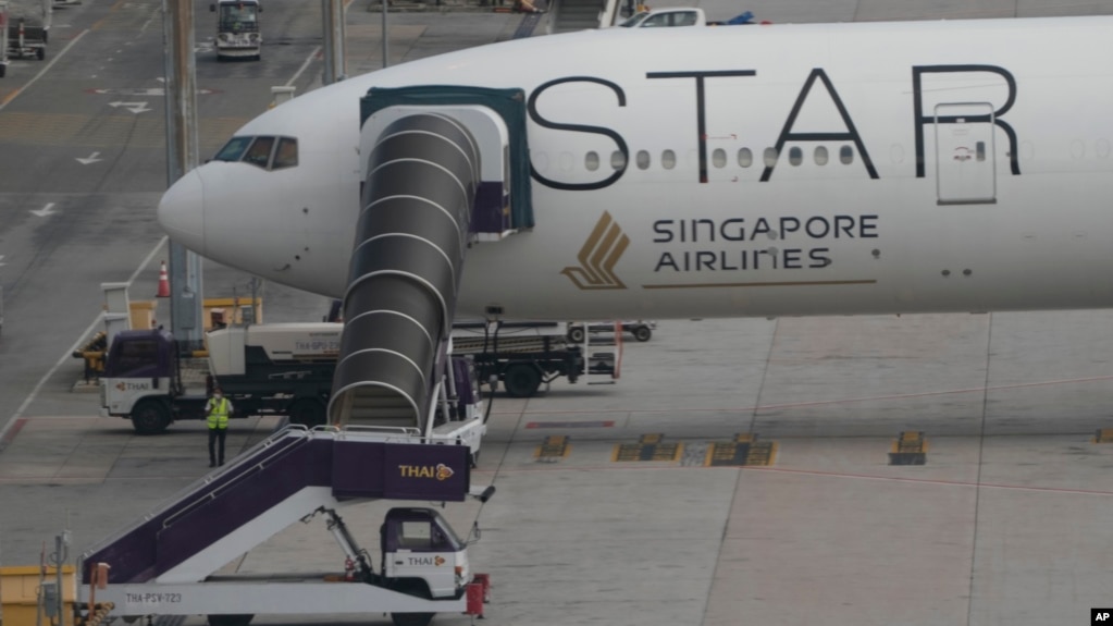 The Boeing 777-300ER aircraft of Singapore Airlines is parked at Suvarnabhumi International Airport, near Bangkok, Thailand, May 22, 2024. The plane ｄropped around 1,800 meters in about three minutes after hitting severe turbulence over the Indian Ocean. (AP Photo/Sakchai Lalit)