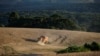 ARCHIVO - La soja se cosecha en un campo en Ponta Grossa, estado de Paraná, Brasil, 25 de abril de 2023.