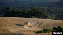 ARCHIVO - La soja se cosecha en un campo en Ponta Grossa, estado de Paraná, Brasil, 25 de abril de 2023.