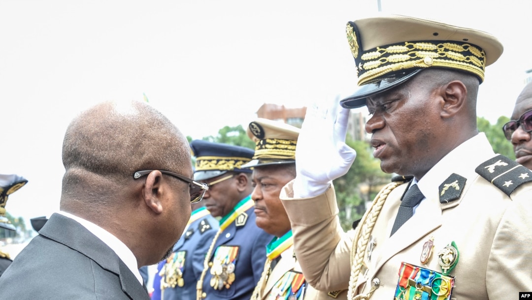 Jeneral Brice Oligui Nguema, arahizwa n'umushikiranganji wa mbere Alain Claude Bilie Bie Nze i Libreville kw'itariki ya 16/08/2023