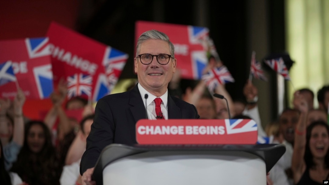 Pemimpin Partai Buruh Keir Starmer berbicara di hadapan para pendukungnya di galeri seni modern Tate di London, Jumat, 5 Juli 2024. (Foto: Kin Cheung/AP Photo)