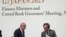 2023年5月13日，日本财务大臣铃木俊一（中）和日本央行行长上田一夫在日本新泻举行的G7财长和央行行长会议的新闻发布会后离开会场。（美联社照片）