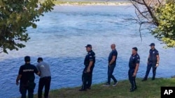 Polisi Serbia memeriksa tepi Sungai Drina di dekat kota Ljubovija, Serbia, Kamis, 22 Agustus 2024. (Kementerian Dalam Negeri Serbia via AP)