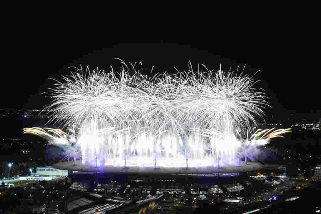 Miles de atletas bailaron y cantaron toda la noche, deleitándose con el espectáculo artístico que celebraba los temas olímpicos y sus florituras de fuegos artificiales.