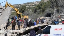 Warga dan tim penyelamat memeriksa kawasan yang hancur akibat pemboman Israel semalaman di desa Kafra di Lebanon selatan, 29 Februari 2024. (MAHMOUD ZAYYAT / AFP)