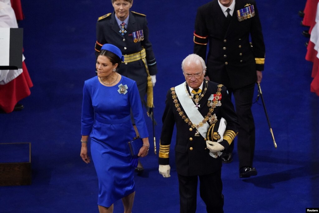 Miembros de otras casas reales del mundo también se unieron a la ceremonia. El rey Carlos XVI Gustaf de Suecia y la princesa heredera Victoria en la coronación. 