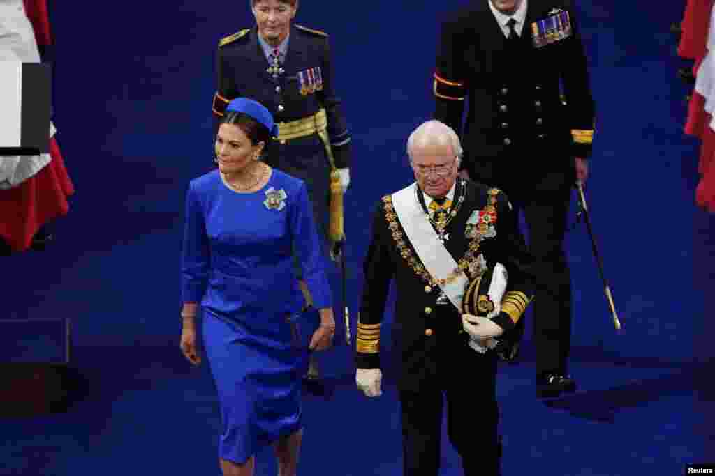 Miembros de otras casas reales del mundo también&nbsp;se unieron a la ceremonia. El rey Carlos XVI Gustaf de Suecia y la princesa heredera Victoria en la coronación.&nbsp;