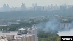 Vista general del humo que se eleva después de que las defensas aéreas rusas derribaran un dron ucraniano, en Moscú, Rusia, el 11 de agosto de 2023, en esta captura de pantalla tomada de un video de las redes sociales.