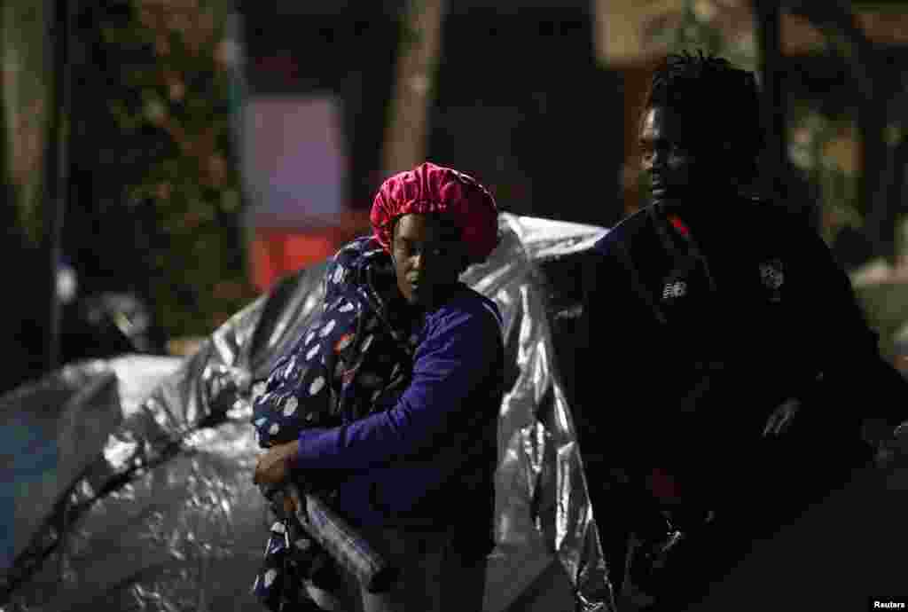 Migrantes de Haití miran afuera de su tienda en el parque Giordano Bruno.&nbsp;