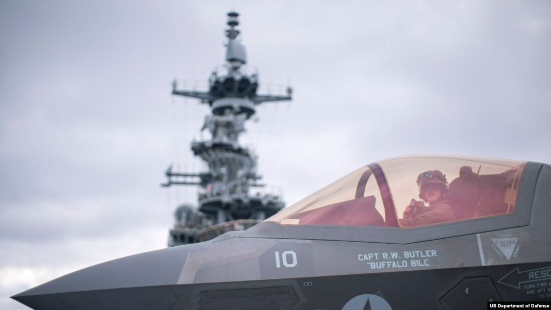 제15해병 원정대 225 해병 전투기 공격대대(VMFA) 소속 미 해병대 F-35B 라이트닝 II가 20일 태평양에서 상륙함 USS 박서(LHD 4)에서 비행 작전 전 출격 준비를 하고 있다. 사진 = 미 해병대 제공.