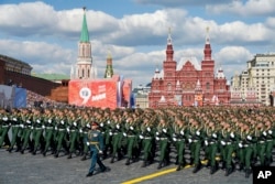 Tentara Rusia melakukan parade "Hari Kemenangan" di Lapangan Merah, Moskow, 9 Mei 2023 (foto: dok).