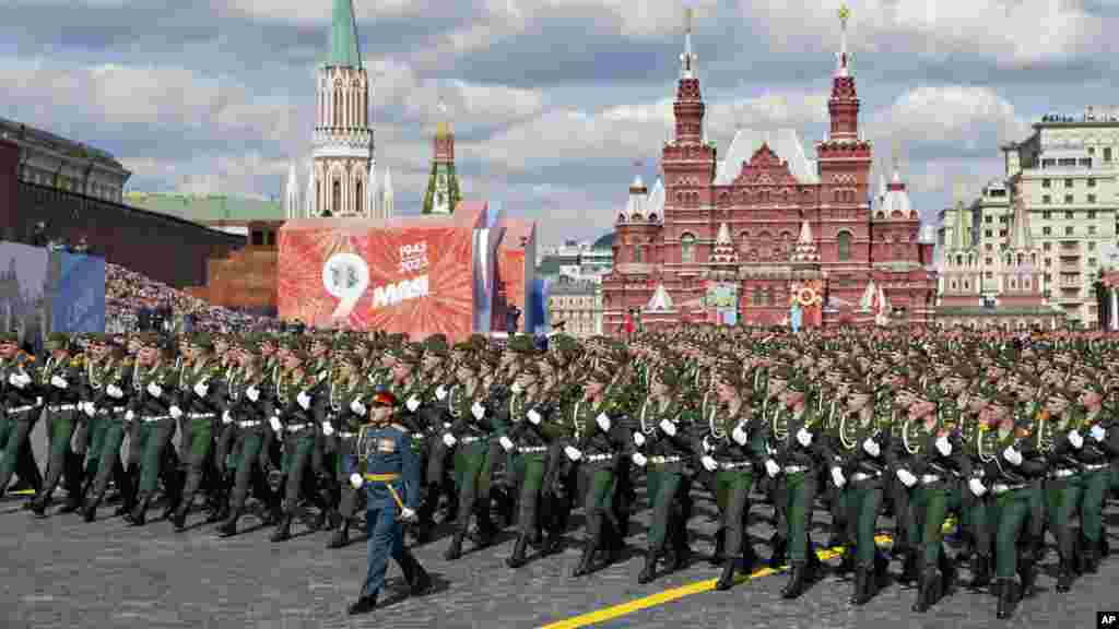 Руските војници маршираат на Црвениот плоштад за време на воената парада на Денот на победата во Москва, по повод 78-годишнината од крајот на Втората светска војна.