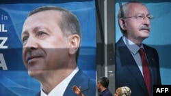 Perezida Recep Tayyip Erdogan uri ku butegetsi na Kemal Kilicdaroglu wo mu ishyaka ritavuga rumwe n'ubutegetsi