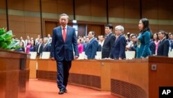 To Lam berjalan ke podium untuk diambil sumpah sebagai Presiden Vietnam di Majelis Nasional, di Hanoi, Vietnam, 22 Mei 2024. (Foto: Nghia Duc/National Assembly via AP)