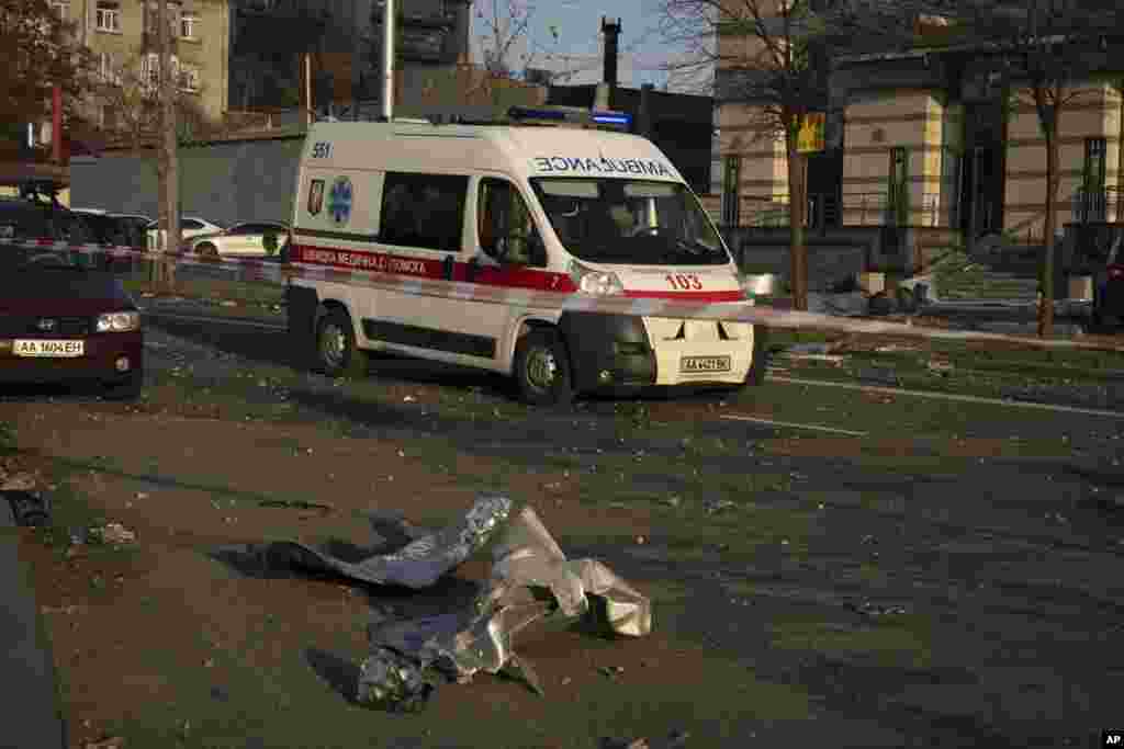 Una ambulancia pasa junto a los escombros de un edificio tras el ataque con misiles rusos en Kiev. &quot;Esta mañana, el enemigo disparó más de 150 misiles y drones de ataque contra ciudades pacíficas de Ucrania. Sabemos de 16 muertos y 97 heridos, entre ellos al menos dos niños de 6 y 8 años&quot;, dijo el fiscal general Andriy Kostin en las redes sociales.