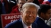 Mantan Presiden AS dan calon presiden dari Partai Republik Donald Trump bersama para pendukungnya pada acara "berkomitmen pada kaukus" di bar Whiskey di Ankeny, Iowa, AS 2 Desember 2023. (Foto: REUTERS/Carlos Barria)