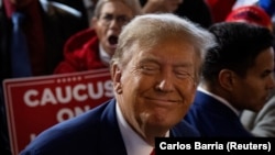 Mantan Presiden AS dan calon presiden dari Partai Republik Donald Trump bersama para pendukungnya pada acara "berkomitmen pada kaukus" di bar Whiskey di Ankeny, Iowa, AS 2 Desember 2023. (Foto: REUTERS/Carlos Barria)