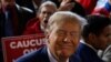 Mantan Presiden AS dan calon presiden dari Partai Republik Donald Trump bersama para pendukungnya pada acara "berkomitmen pada kaukus" di bar Whiskey di Ankeny, Iowa, AS 2 Desember 2023. (Foto: REUTERS/Carlos Barria)