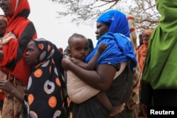 Pengungsi Etiopia mengantre bantuan makanan di kamp Higlo bagi pengungsi yang terkena dampak kekeringan, di kota Gode, Somalia, Etiopia, 26 April 2022. (REUTERS/Tiksa Negeri)